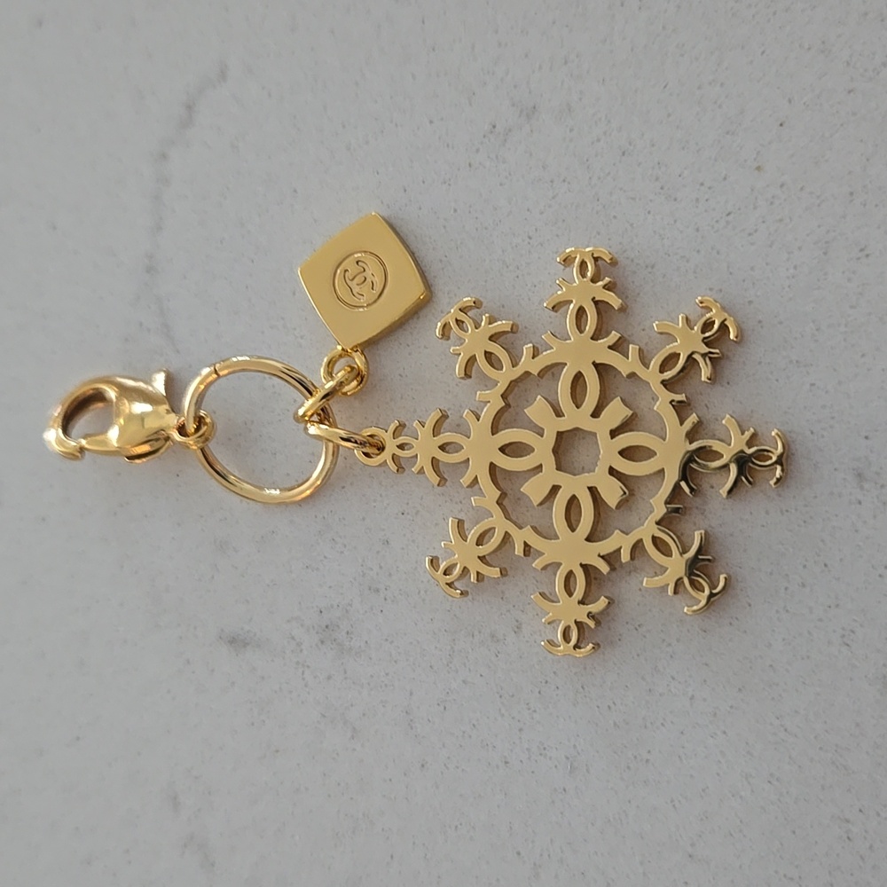New CHANEL Gold Snowflake Charm Pendant W/ Clasp Chanel Snowflake Charm